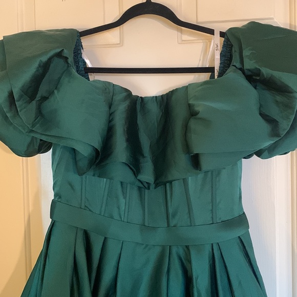 MAC DUGGAL
Emerald Off The Shoulder Tea Length Dress - Picture 10 of 16